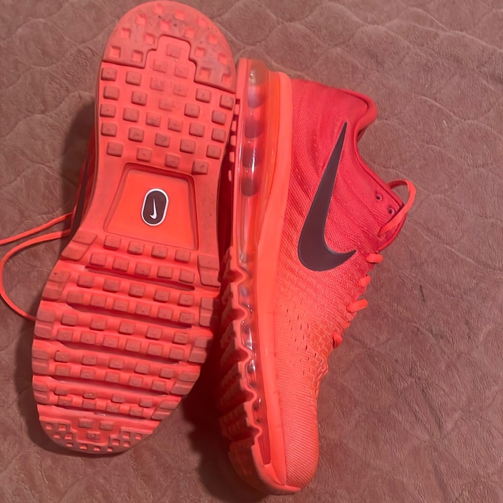 I’m selling a pair of orange reddish Nike Airmax sized 13